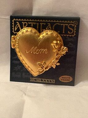 Artifacts Gold Tone Heart "Mom" Photo Frame Locket Pin - Mother’s Day